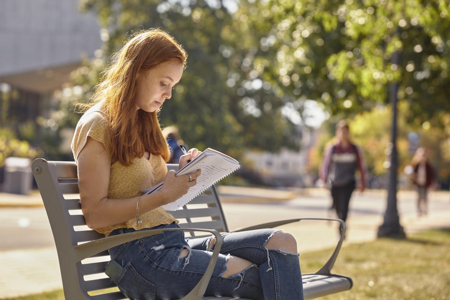 一位<a href='http://jigs.ngskmc-eis.net'>全球十大赌钱排行app</a>学院的学生在校园里的长椅上读书.